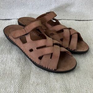 Easy Spirit womenโs size 10 (fits like. 9.5 in my opinion) Tan Leather Sandals